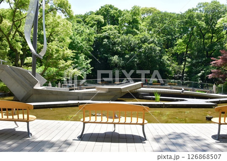 名古屋市　熱田神宮のくさなぎ広場と新緑 126868507