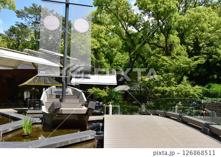 名古屋市 熱田神宮のくさなぎ広場と新緑 名古屋市 熱田神宮のくさなぎ広場と新緑 126868511