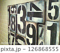 古い看板のある壁 126868555