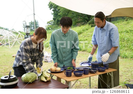 バーベキューの準備をするキャンプ仲間 126868611