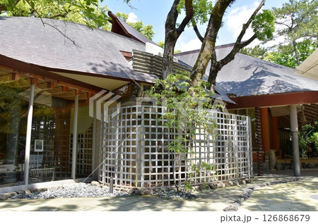 名古屋市　熱田神宮くさなぎ広場の草薙館 126868679