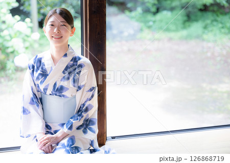 縁側に座る浴衣の女性のカメラ目線 126868719