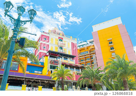 アメリカンビレッジ 沖縄の風景 観光地 旅行 コピースペース 青空 126868818