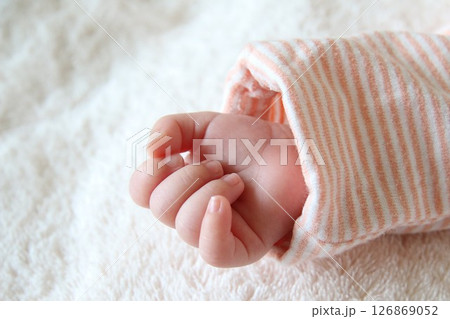 赤ちゃんの小さな手(生後一ヶ月) 赤ちゃんの小さな手(生後一ヶ月) 126869052