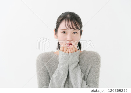 青ざめた表情の女性 126869233