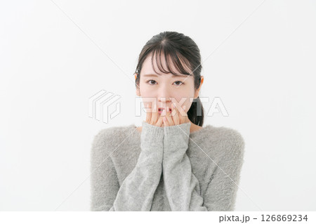 青ざめた表情の女性 126869234