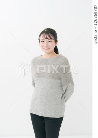 ニットを着た女性のポートレート ニットを着た女性のポートレート 126869787