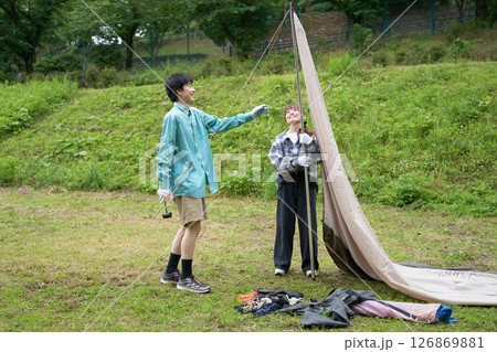 タープを設営するキャンプ仲間 タープを設営するキャンプ仲間 126869881