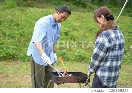 キャンプの準備をする若い男性 キャンプの準備をする若い男性 126869885