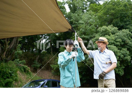 タープを設営するキャンプ仲間 タープを設営するキャンプ仲間 126869886