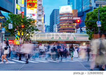 渋谷スクランブル交差点・夜景 126869892