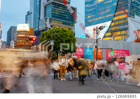 渋谷スクランブル交差点・夜景 126869893