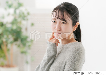 肌のトラブルに悩む女性 126870209