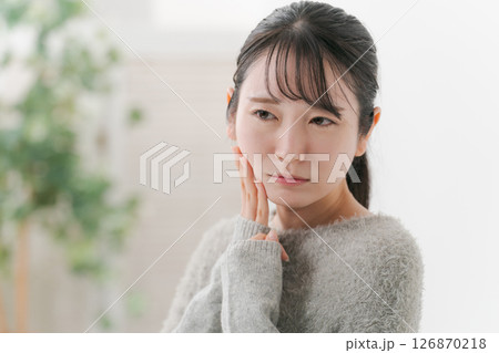 肌のトラブルに悩む女性 126870218
