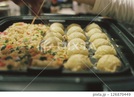 たこ焼きを焼く手元 たこ焼きを焼く手元 126870449