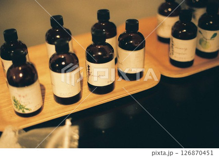 棚に陳列されたアロマボトル 棚に陳列されたアロマボトル 126870451