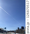 飛行機雲のある風景 126870517