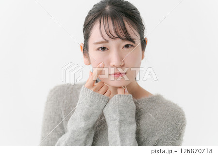 肌のトラブルに悩む女性 126870718