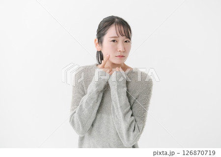 肌のトラブルに悩む女性 126870719