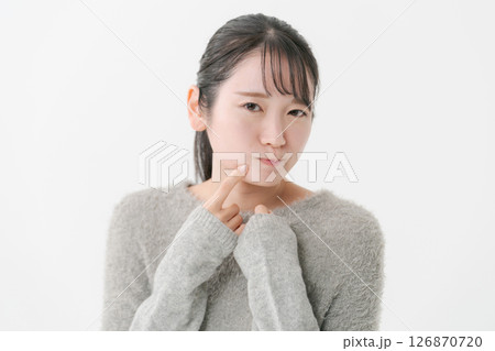 肌のトラブルに悩む女性 126870720