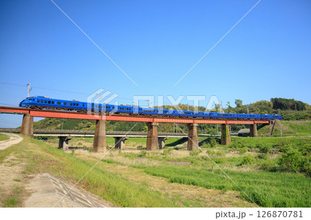 八坂川を渡る特急「ソニック」（JR九州　883系） 126870781