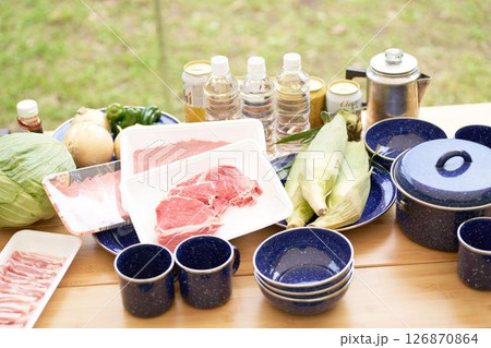 テーブルに並んだ準備中のキャンプ飯 126870864