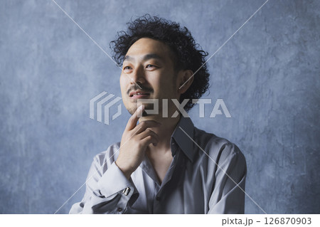 考え込む男性 126870903
