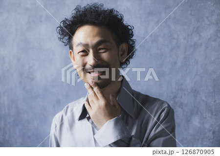 考え込む男性 126870905