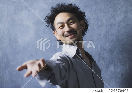 考え込む男性 126870908