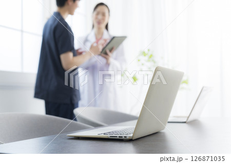 会議をする医療関係者   126871035