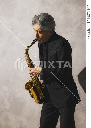 サックスを吹く男性と歌う女性 126871149