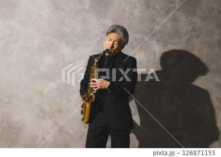 サックスを吹く男性 126871155