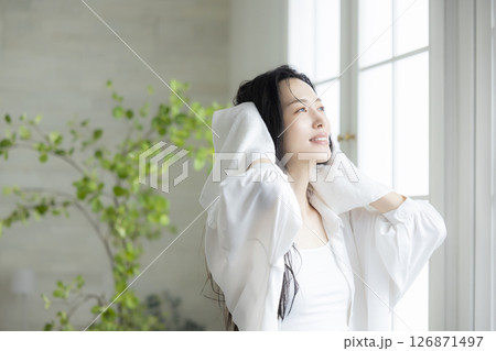 ヘアケアをする女性 ヘアケアをする女性 126871497