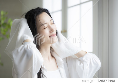 ヘアケアをする女性 ヘアケアをする女性 126871498