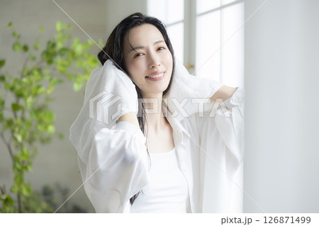 ヘアケアをする女性　　 126871499