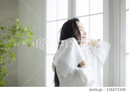 ヘアケアをする女性 ヘアケアをする女性 126871500