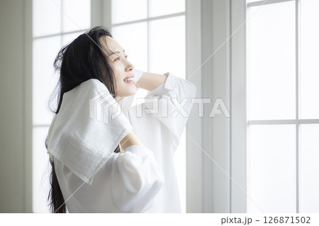 ヘアケアをする女性　　 126871502