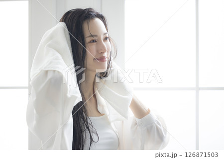 ヘアケアをする女性　　 126871503