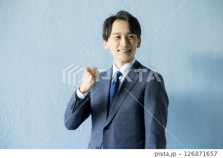 ガッツポーズをする男性 126871657