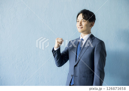 ガッツポーズをする男性 126871658