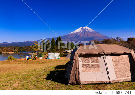 秋のキャンプ場のイメージ　富士山と田貫湖キャンプ場 126871741