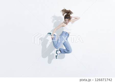ジャンプする女性 126871742