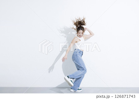 ジャンプする女性 126871743
