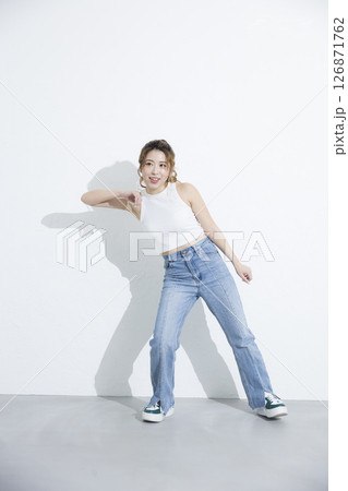 ダンスする女性 126871762