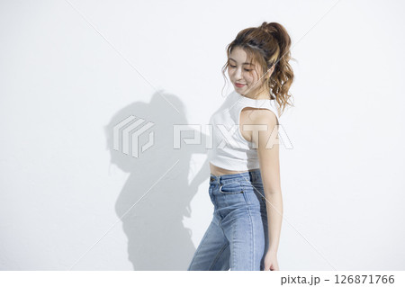 デニムの女性 126871766