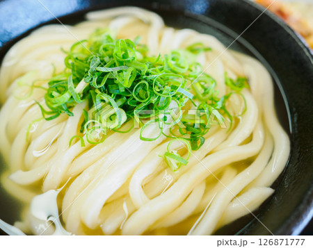 青ねぎが乗ったかけうどん　香川県 126871777