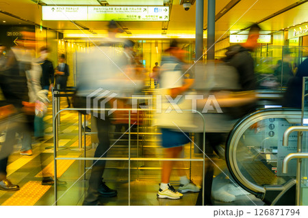 巨大ターミナル駅・混雑する渋谷駅 巨大ターミナル駅・混雑する渋谷駅 126871794