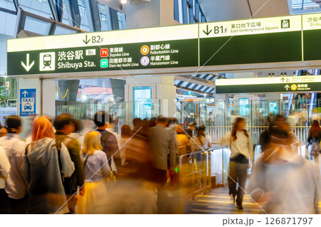 巨大ターミナル駅・混雑する渋谷駅 126871797