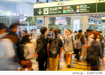 巨大ターミナル駅・混雑する渋谷駅 巨大ターミナル駅・混雑する渋谷駅 126871798