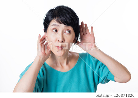 こっそりと聞き耳を立てる中年女性 126871820